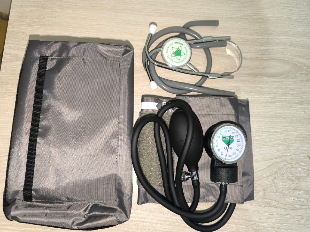 প্রিমিয়াম ম্যানুয়াল ব্লাড প্রেসার মেশিন (ফুল সেট স্টেথোস্কোপ সহ)